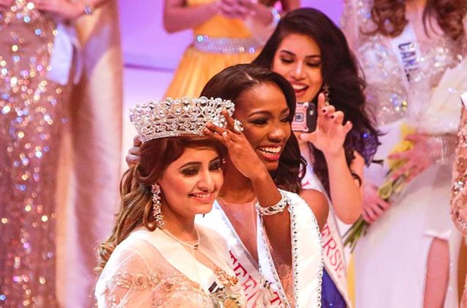 Srishti Kaur Getting Miss Teen Universe Crown from Nieveles Gonzalez